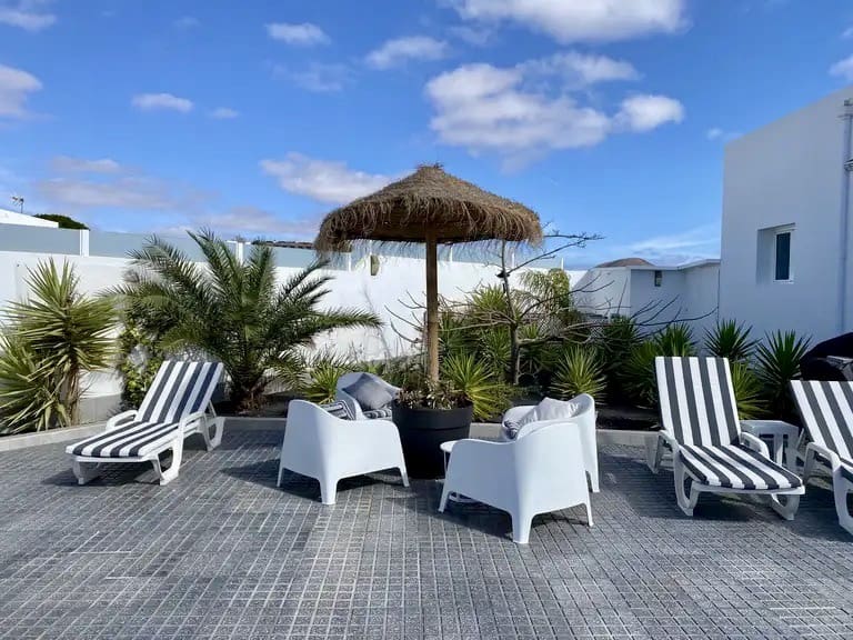 4 bedroom Villa for sale in Costa Teguise with pool garage - € 925,000 (Ref: 9742950)