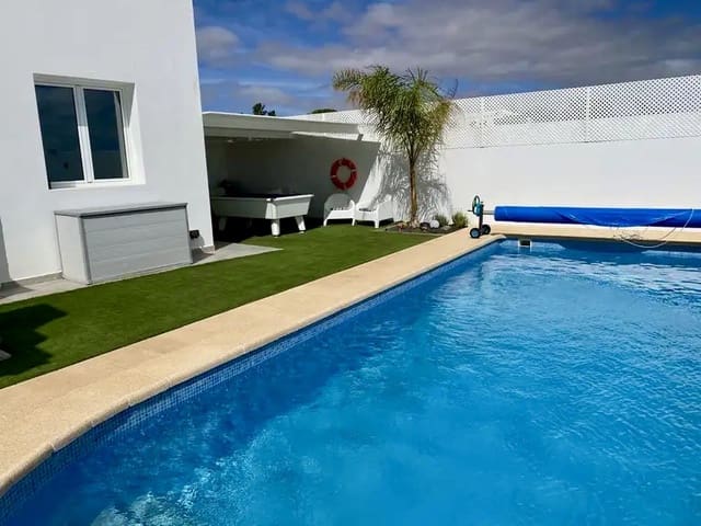 Chalet de 4 habitaciones en Costa Teguise, Teguise en venta con piscina garaje - 925.000 € (Ref: 9742950)