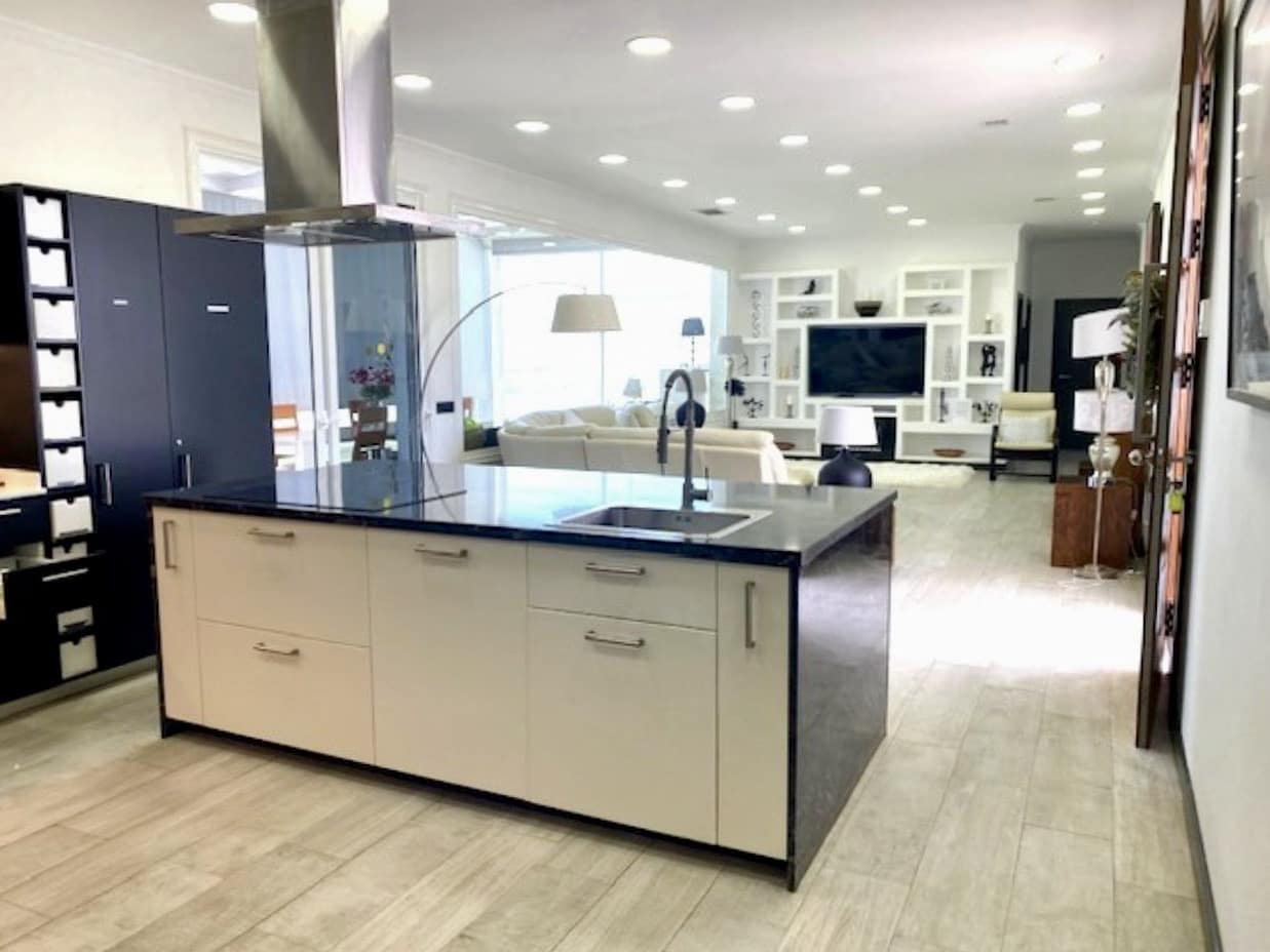 4 bedroom Villa for sale in Costa Teguise with pool garage - € 925,000 (Ref: 9742950)