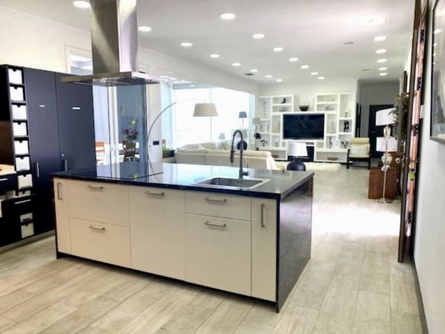 Chalet de 4 habitaciones en Costa Teguise, Teguise en venta con piscina garaje - 925.000 € (Ref: 9742950)