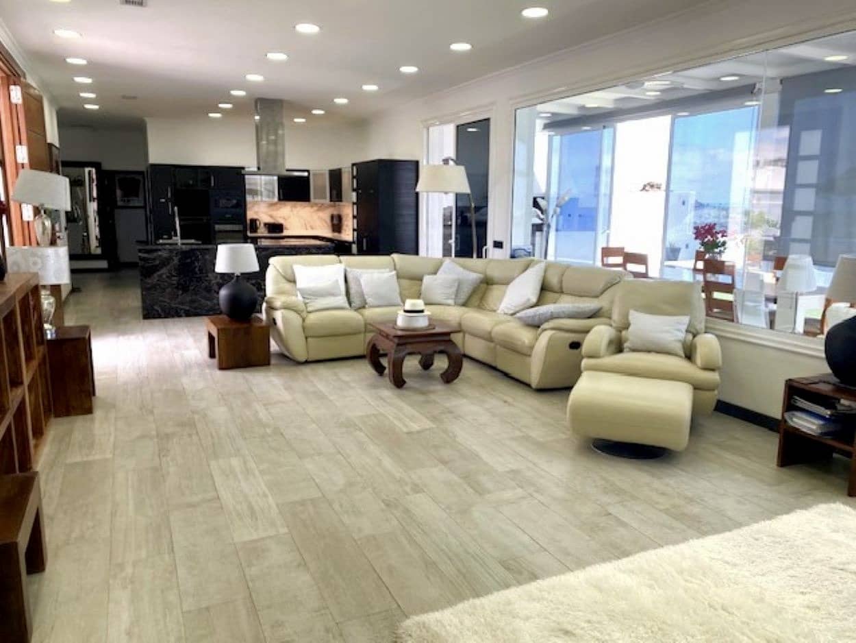 4 bedroom Villa for sale in Costa Teguise with pool garage - € 925,000 (Ref: 9742950)