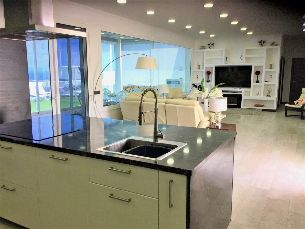 4 bedroom Villa for sale in Costa Teguise with pool garage - € 925,000 (Ref: 9742950)