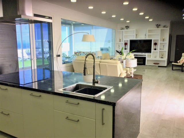 Chalet de 4 habitaciones en Costa Teguise, Teguise en venta con piscina garaje - 925.000 € (Ref: 9742950)