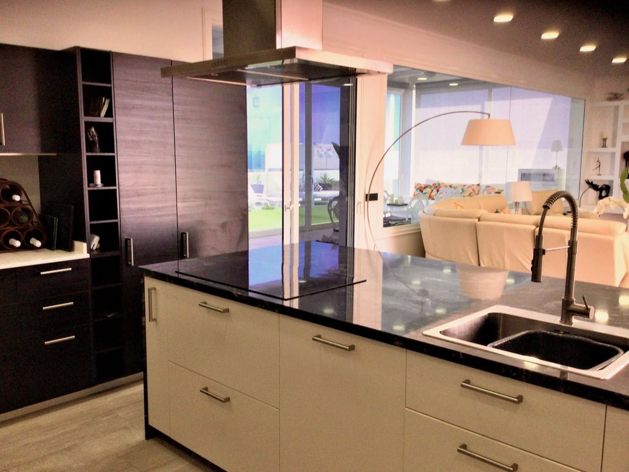 4 bedroom Villa for sale in Costa Teguise with pool garage - € 925,000 (Ref: 9742950)