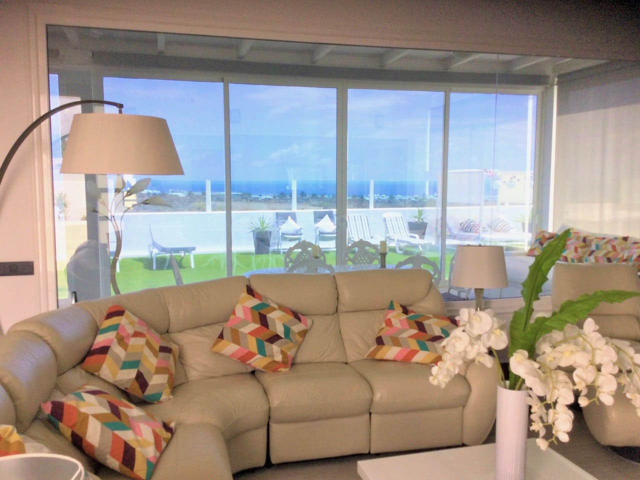 4 bedroom Villa for sale in Costa Teguise with pool garage - € 925,000 (Ref: 9742950)