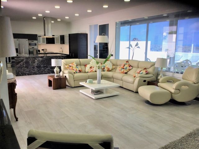 Chalet de 4 habitaciones en Costa Teguise, Teguise en venta con piscina garaje - 925.000 € (Ref: 9742950)