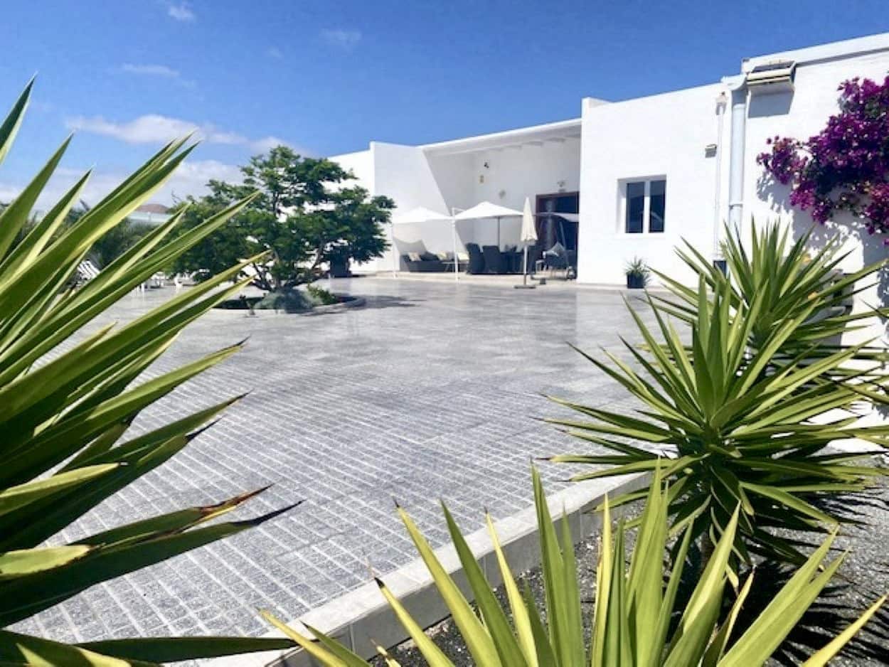 4 bedroom Villa for sale in Costa Teguise with pool garage - € 925,000 (Ref: 9742950)