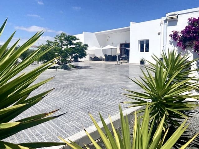 Chalet de 4 habitaciones en Costa Teguise, Teguise en venta con piscina garaje - 925.000 € (Ref: 9742950)