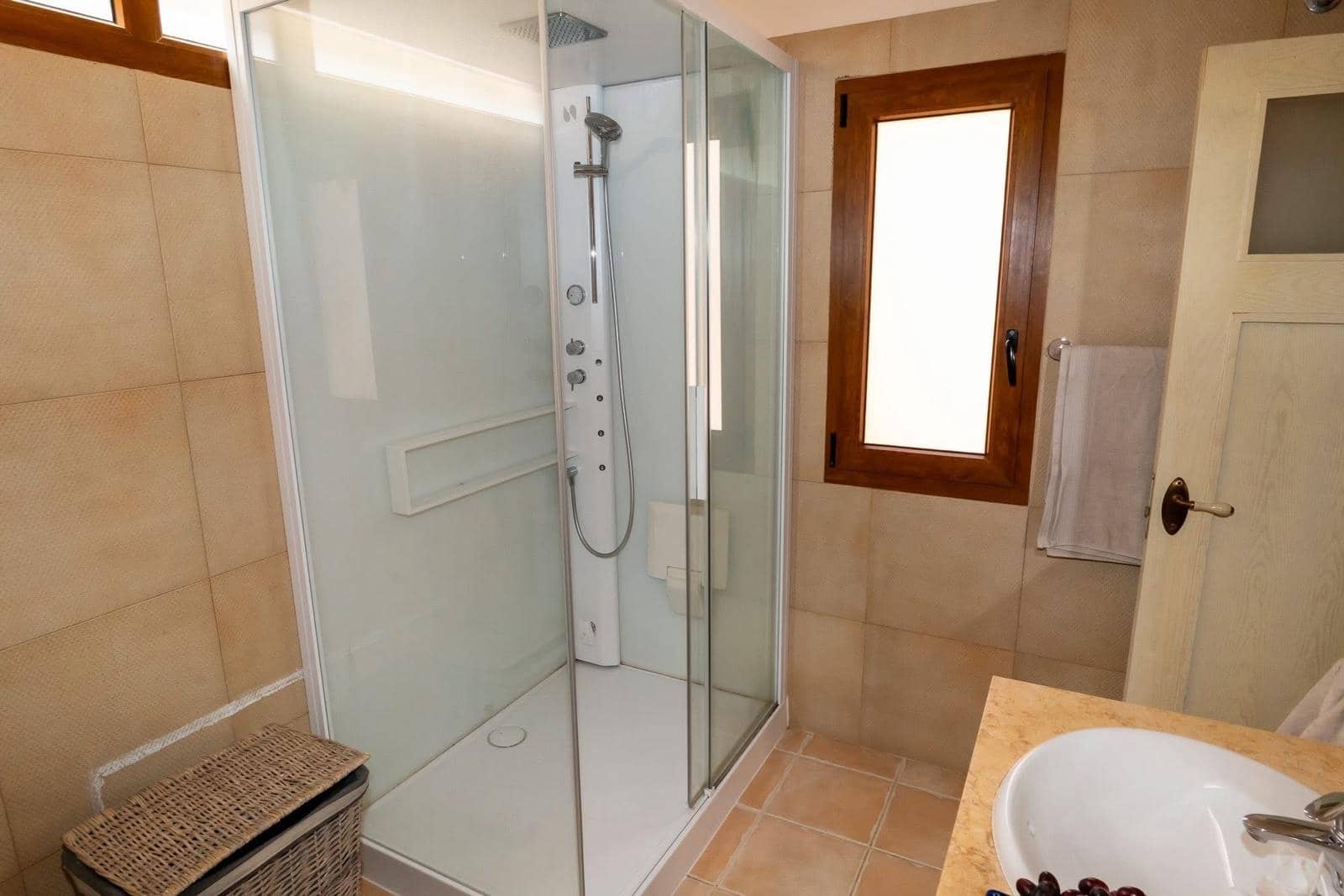 5 bedroom Villa for sale in Caleta de Fuste with pool - € 428,998 (Ref: 9742959)