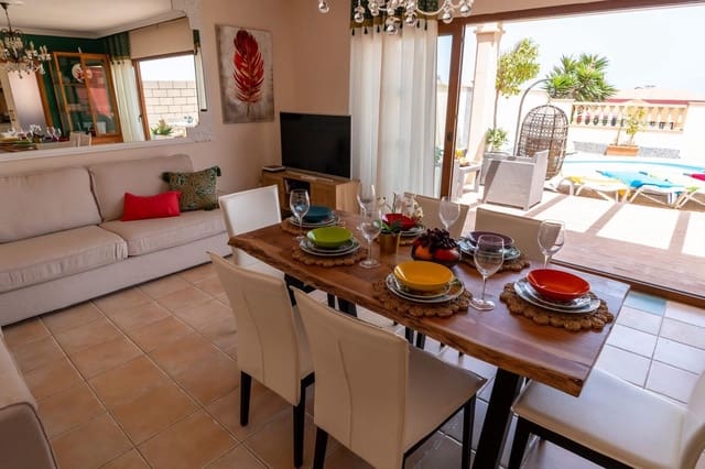 5 bedroom Villa for sale in Caleta de Fuste, Antigua with pool - € 428,998 (Ref: 9742959)