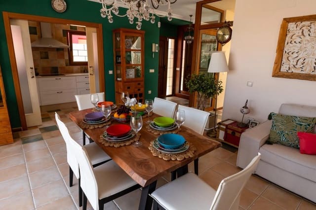 5 bedroom Villa for sale in Caleta de Fuste, Antigua with pool - € 428,998 (Ref: 9742959)