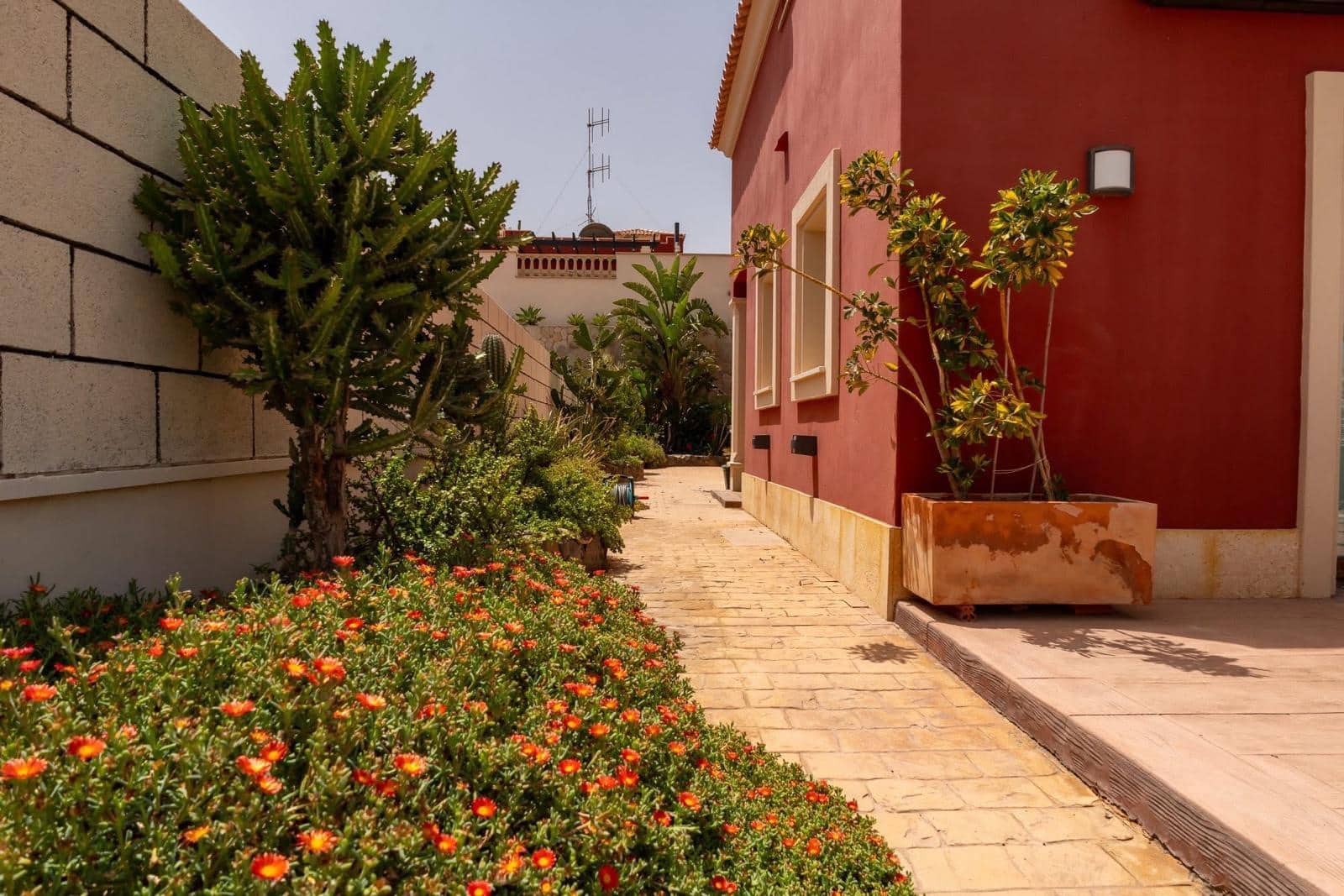 5 bedroom Villa for sale in Caleta de Fuste with pool - € 428,998 (Ref: 9742959)