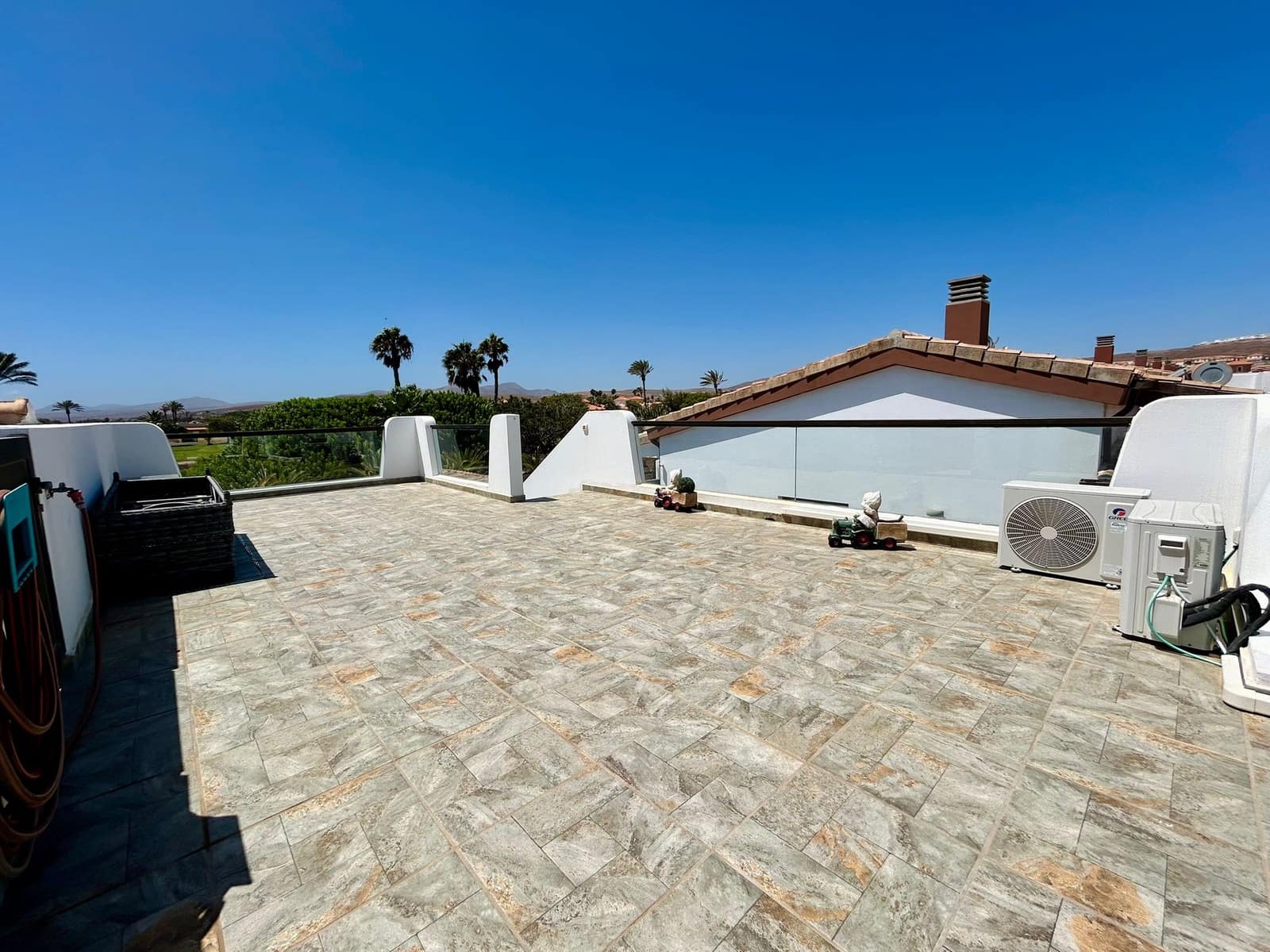 3 bedroom Villa for sale in Caleta de Fuste with pool - € 590,000 (Ref: 9742973)