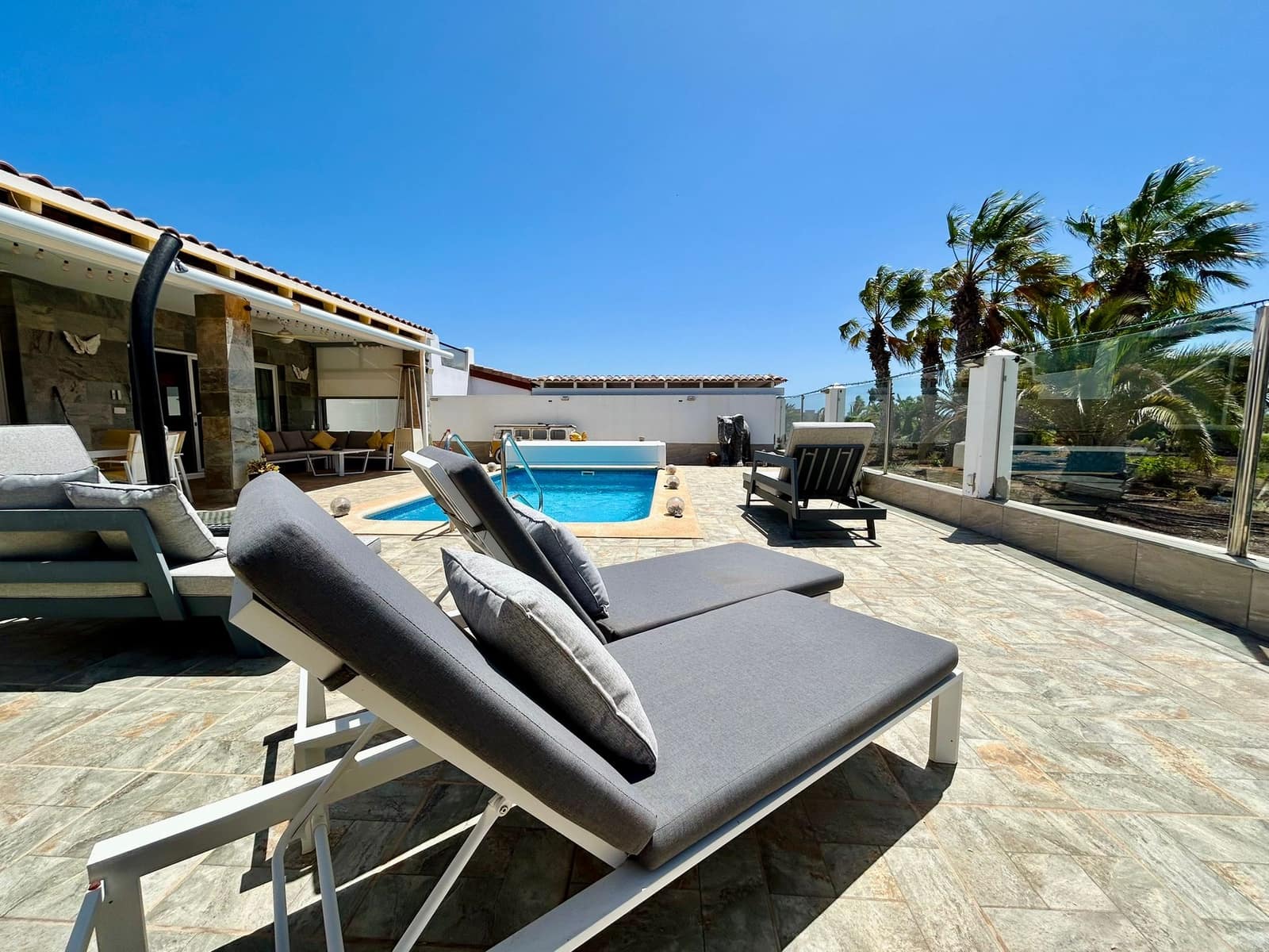 3 bedroom Villa for sale in Caleta de Fuste with pool - € 590,000 (Ref: 9742973)