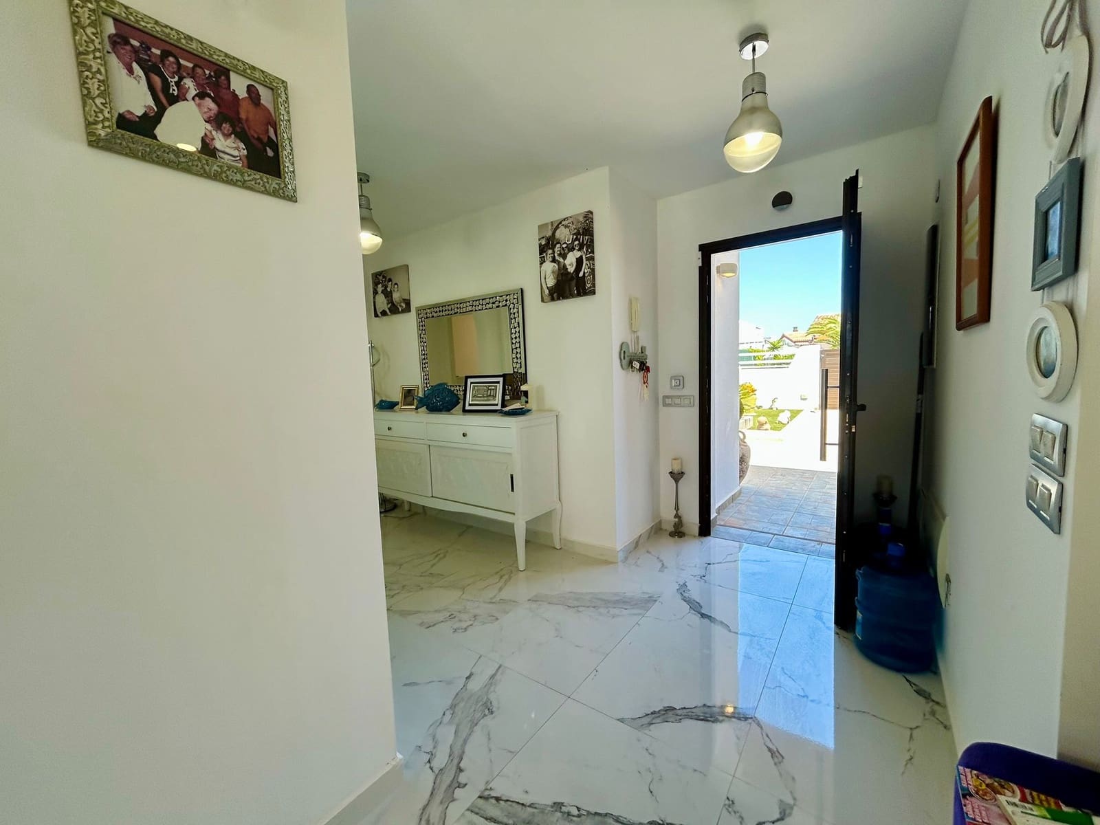 3 bedroom Villa for sale in Caleta de Fuste with pool - € 590,000 (Ref: 9742973)