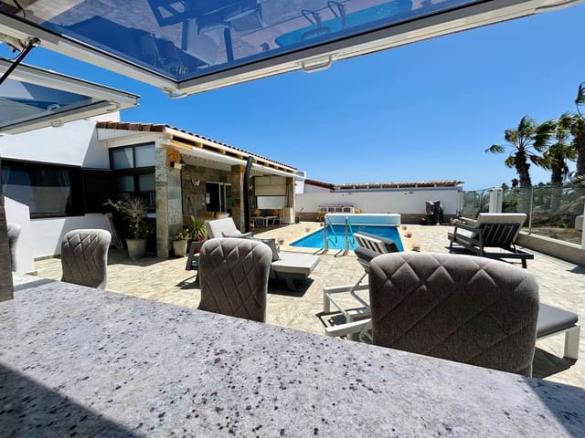 3 bedroom Villa for sale in Caleta de Fuste, Antigua with pool - € 590,000 (Ref: 9742973)