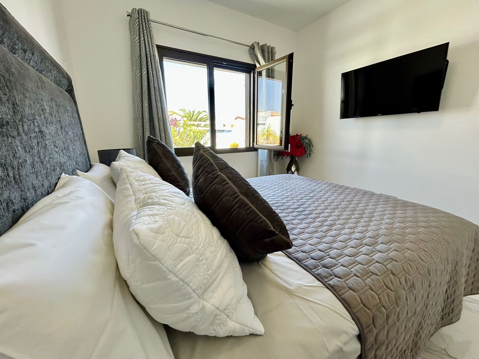 3 bedroom Villa for sale in Caleta de Fuste with pool - € 590,000 (Ref: 9742973)