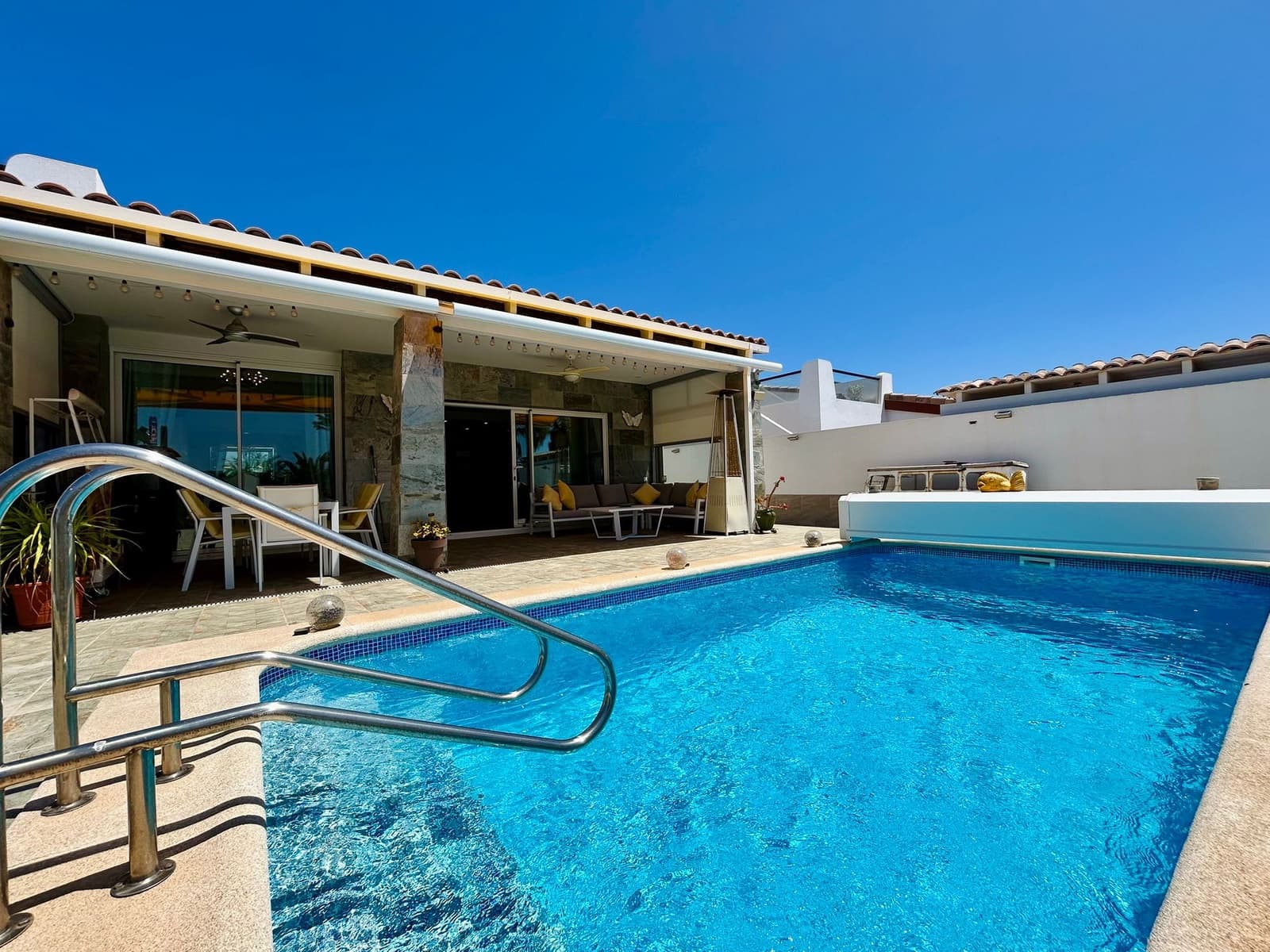 3 bedroom Villa for sale in Caleta de Fuste with pool - € 590,000 (Ref: 9742973)