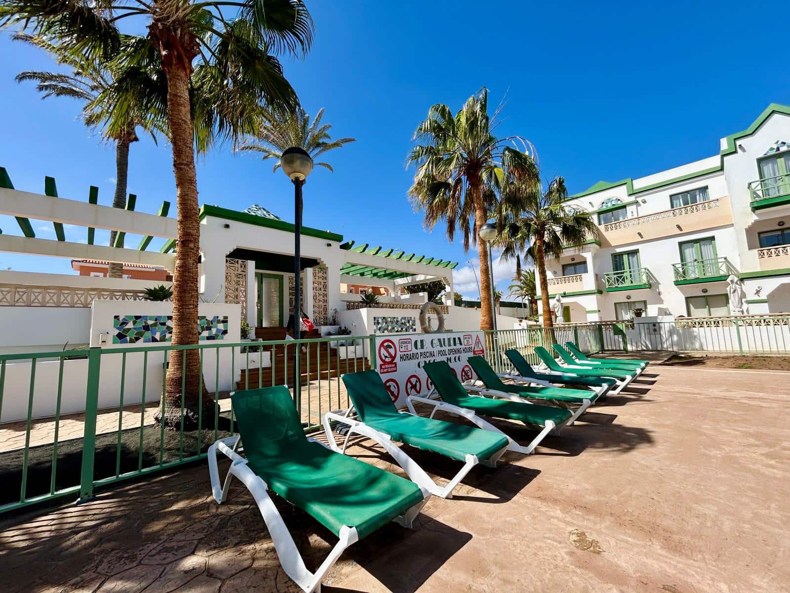 2 bedroom Apartment for sale in Caleta de Fuste with pool - € 190,000 (Ref: 9742984)