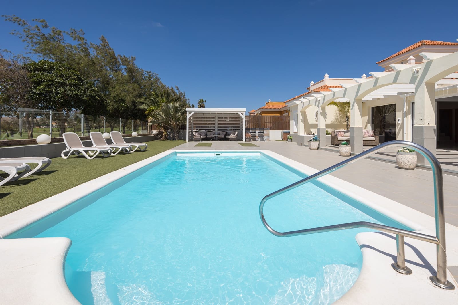 Chalet de 4 habitaciones en Caleta de Fuste en venta con piscina garaje - 940.000 € (Ref: 9757538)