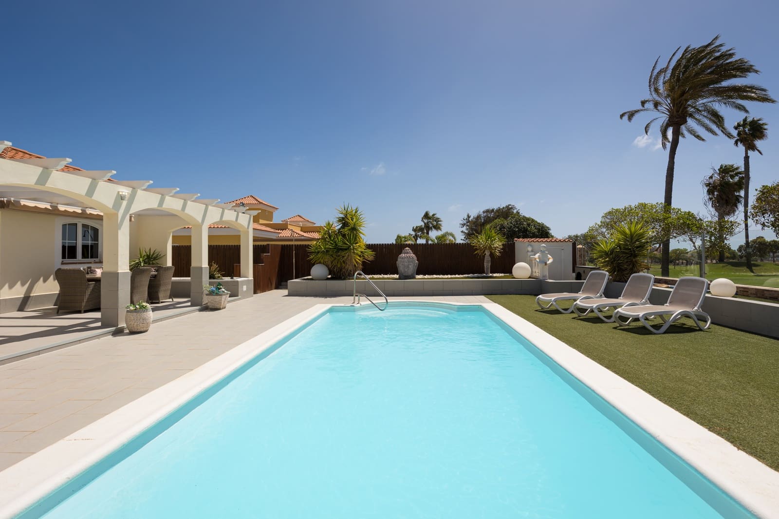 Chalet de 4 habitaciones en Caleta de Fuste en venta con piscina garaje - 940.000 € (Ref: 9757538)