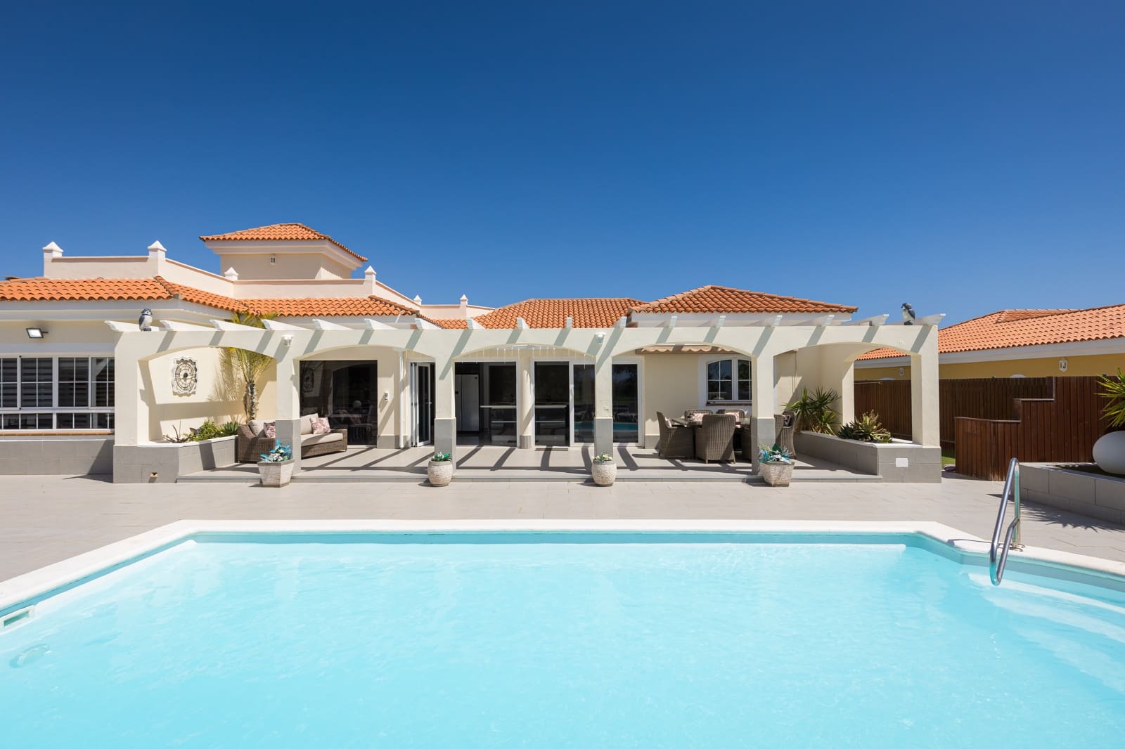 Chalet de 4 habitaciones en Caleta de Fuste en venta con piscina garaje - 940.000 € (Ref: 9757538)