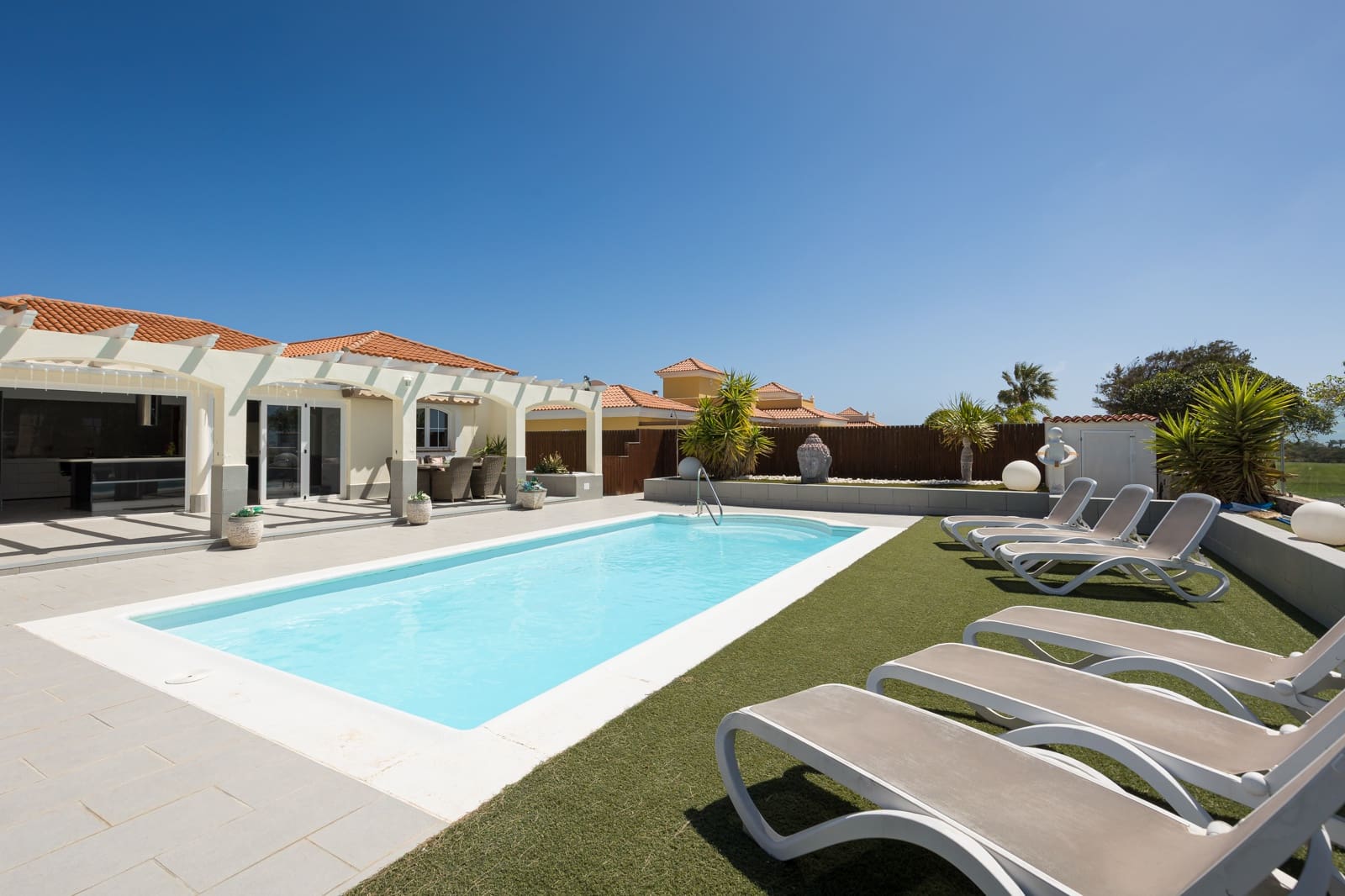 Chalet de 4 habitaciones en Caleta de Fuste en venta con piscina garaje - 940.000 € (Ref: 9757538)