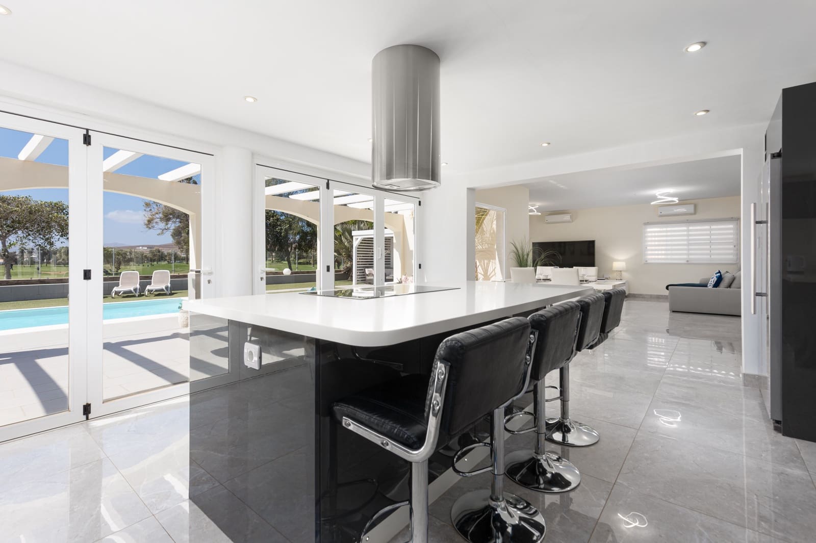 Chalet de 4 habitaciones en Caleta de Fuste en venta con piscina garaje - 940.000 € (Ref: 9757538)