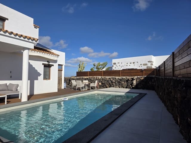 3 soverom Villa til salgs i Lajares, La Oliva med svømmebasseng garasje - € 750 000 (Ref: 9759520)