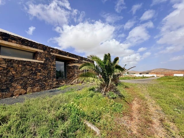 6 slaapkamer Villa te koop in El Time, Puerto del Rosario met zwembad garage - € 710.000 (Ref: 9769045)