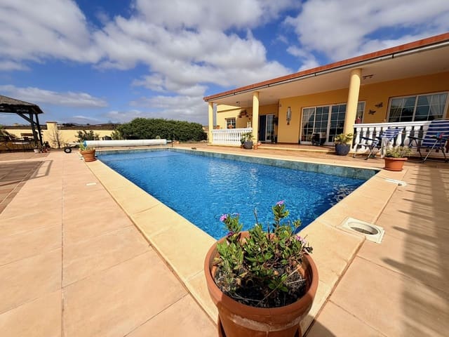 3 soverom Villa til salgs i Triquivijate, Antigua med svømmebasseng garasje - € 570 000 (Ref: 9769074)