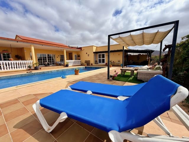 3 soverom Villa til salgs i Triquivijate, Antigua med svømmebasseng garasje - € 570 000 (Ref: 9769074)