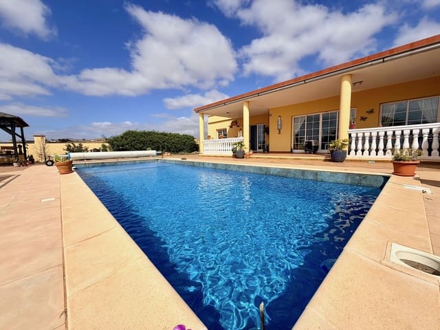 3 soverom Villa til salgs i Triquivijate, Antigua med svømmebasseng garasje - € 570 000 (Ref: 9769074)