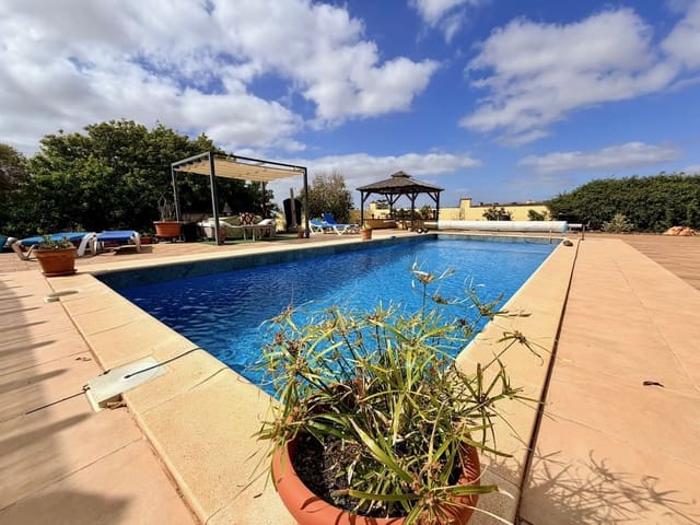 3 soverom Villa til salgs i Triquivijate, Antigua med svømmebasseng garasje - € 570 000 (Ref: 9769074)