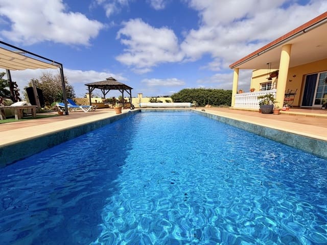 3 soverom Villa til salgs i Triquivijate, Antigua med svømmebasseng garasje - € 570 000 (Ref: 9769074)