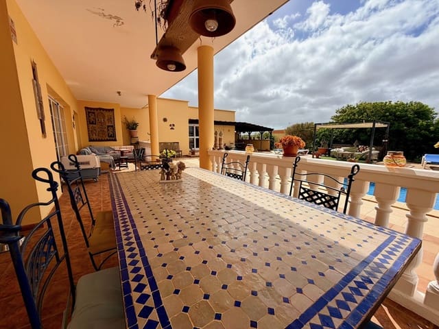 3 soverom Villa til salgs i Triquivijate, Antigua med svømmebasseng garasje - € 570 000 (Ref: 9769074)