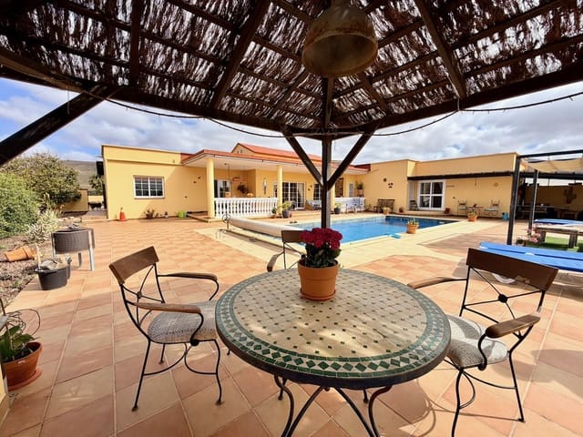 3 soverom Villa til salgs i Triquivijate, Antigua med svømmebasseng garasje - € 570 000 (Ref: 9769074)