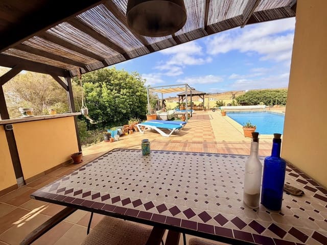 3 soverom Villa til salgs i Triquivijate, Antigua med svømmebasseng garasje - € 570 000 (Ref: 9769074)