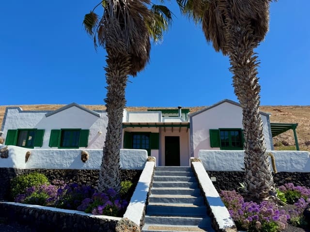 4 bedroom Finca/Country House for sale in Femes, Yaiza with garage - € 765,000 (Ref: 9781310)