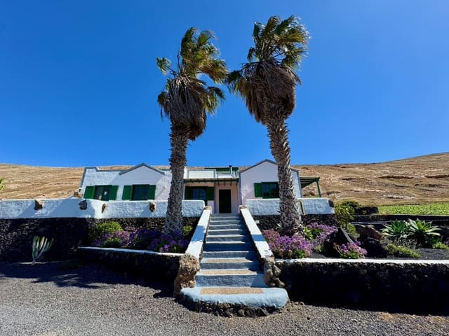 4 bedroom Finca/Country House for sale in Femes, Yaiza with garage - € 765,000 (Ref: 9781310)