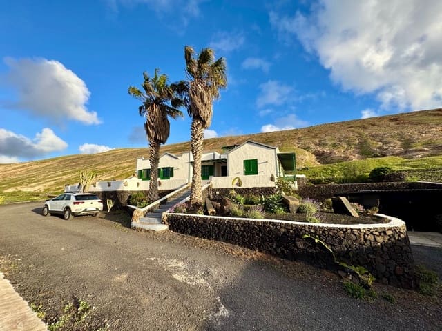 4 bedroom Finca/Country House for sale in Femes, Yaiza with garage - € 765,000 (Ref: 9781310)