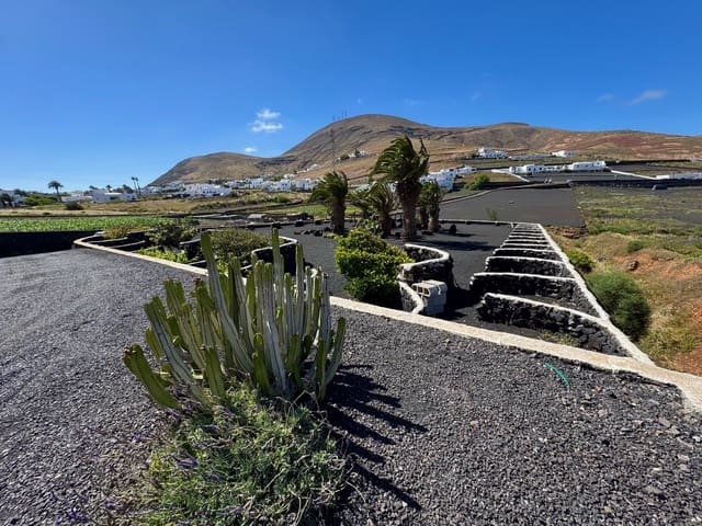 4 bedroom Finca/Country House for sale in Femes, Yaiza with garage - € 765,000 (Ref: 9781310)