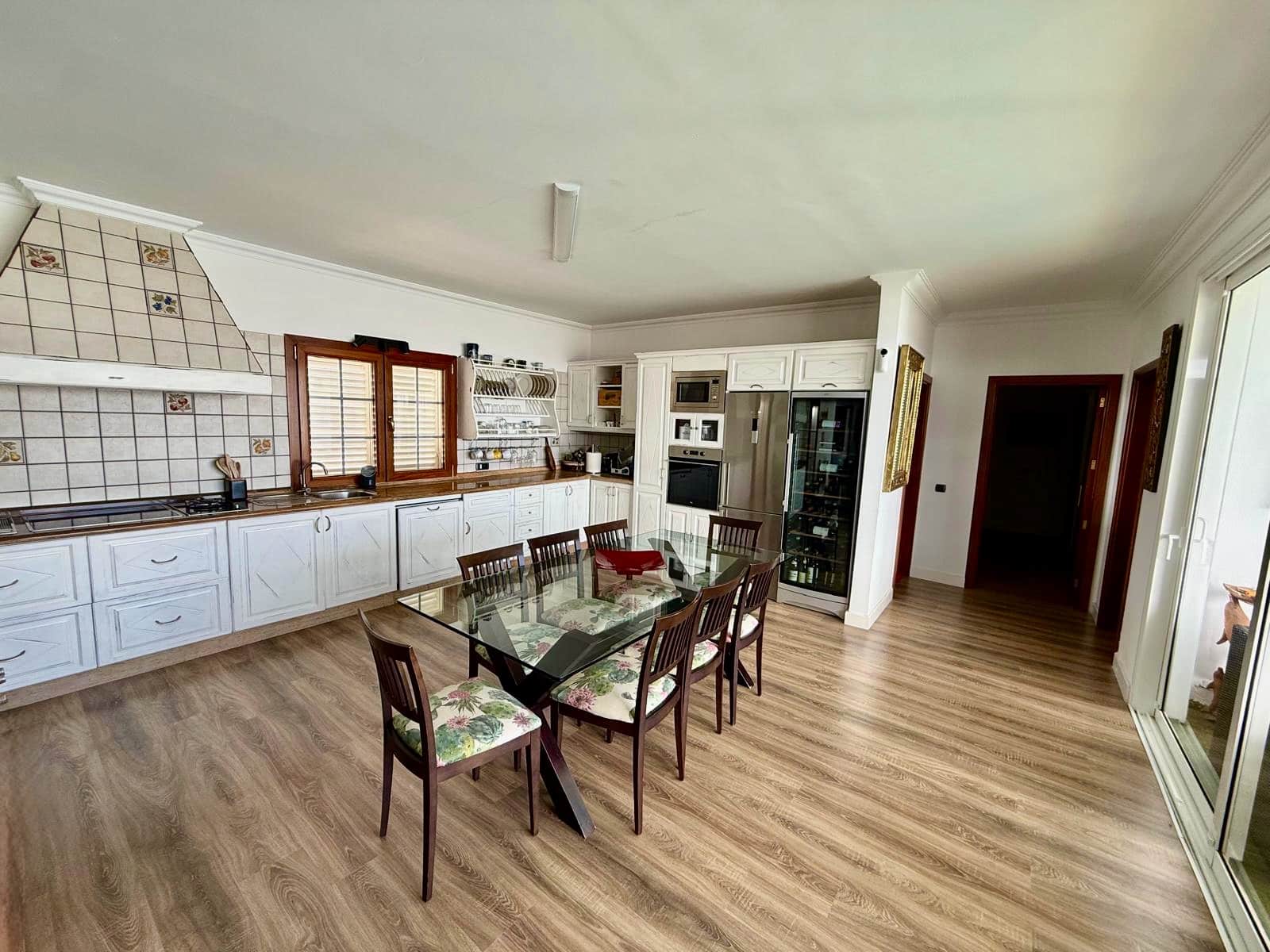 4 makuuhuone Huvila myytävänä paikassa Nazaret mukana uima-altaan 
autotalli - 625 000 € (Ref: 9783901)