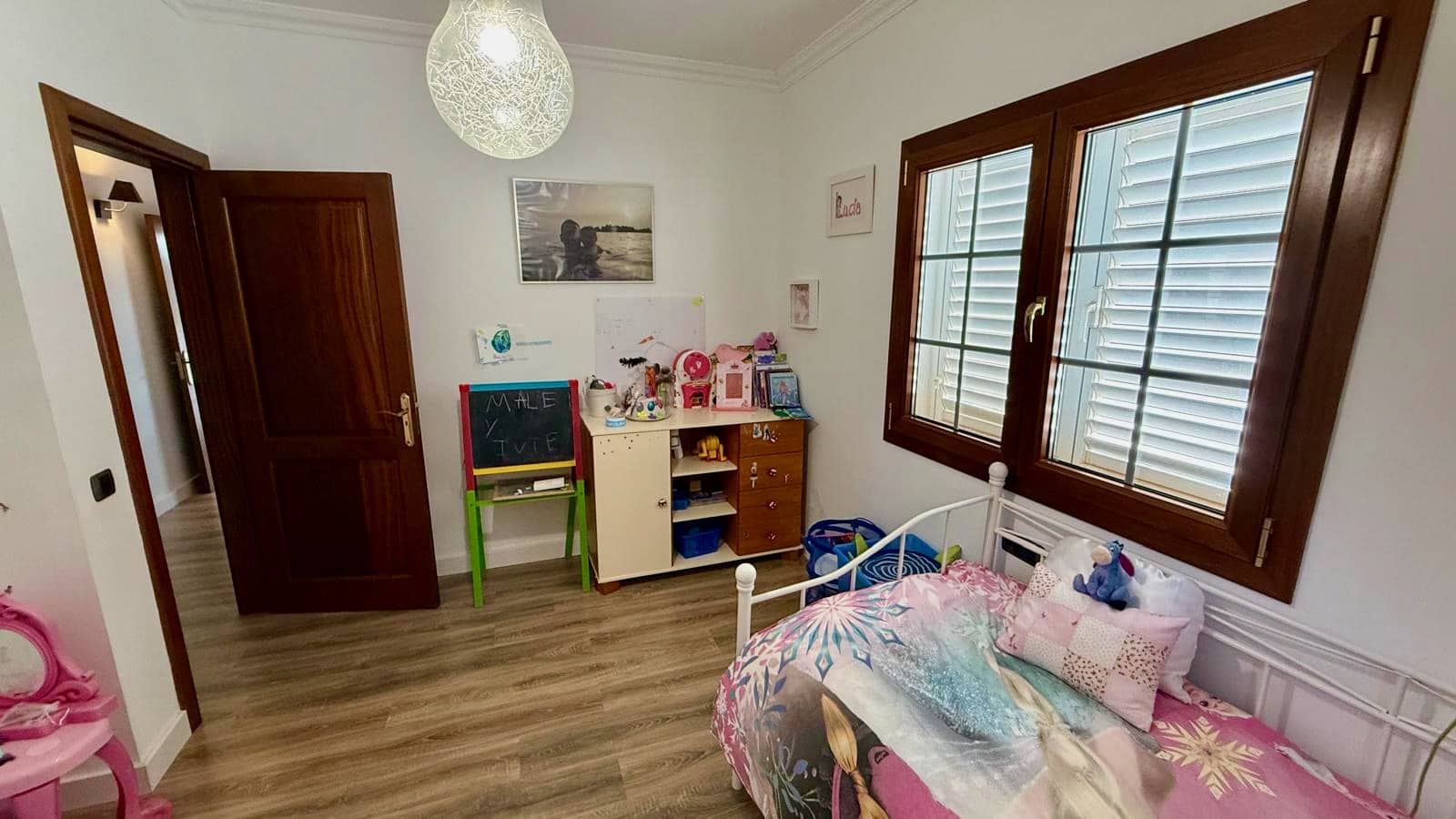 4 makuuhuone Huvila myytävänä paikassa Nazaret mukana uima-altaan 
autotalli - 625 000 € (Ref: 9783901)