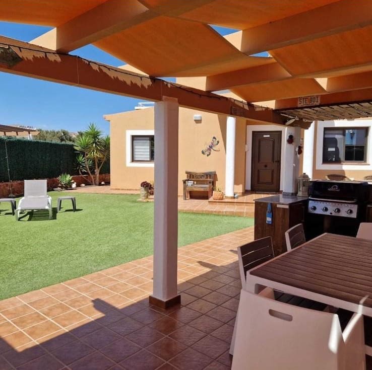 3 soverom Villa til salgs i Caleta de Fuste med svømmebasseng garasje - € 535 000 (Ref: 9793517)