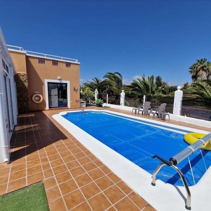 3 soverom Villa til salgs i Caleta de Fuste med svømmebasseng garasje - € 535 000 (Ref: 9793517)