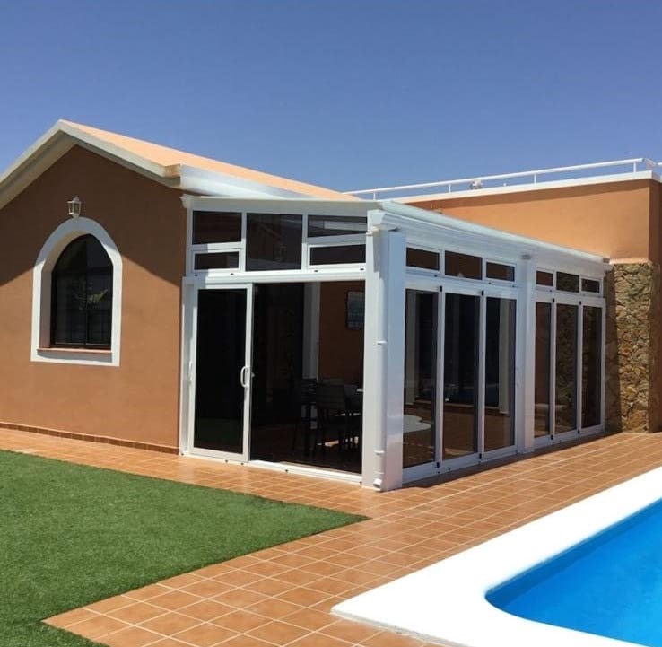 3 soverom Villa til salgs i Caleta de Fuste med svømmebasseng garasje - € 535 000 (Ref: 9793517)