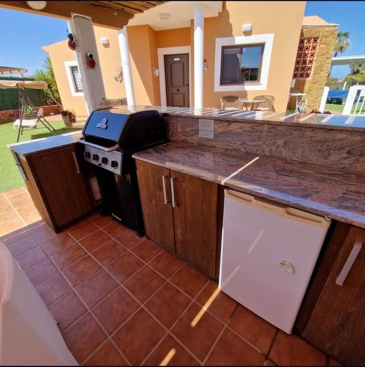 3 soverom Villa til salgs i Caleta de Fuste med svømmebasseng garasje - € 535 000 (Ref: 9793517)