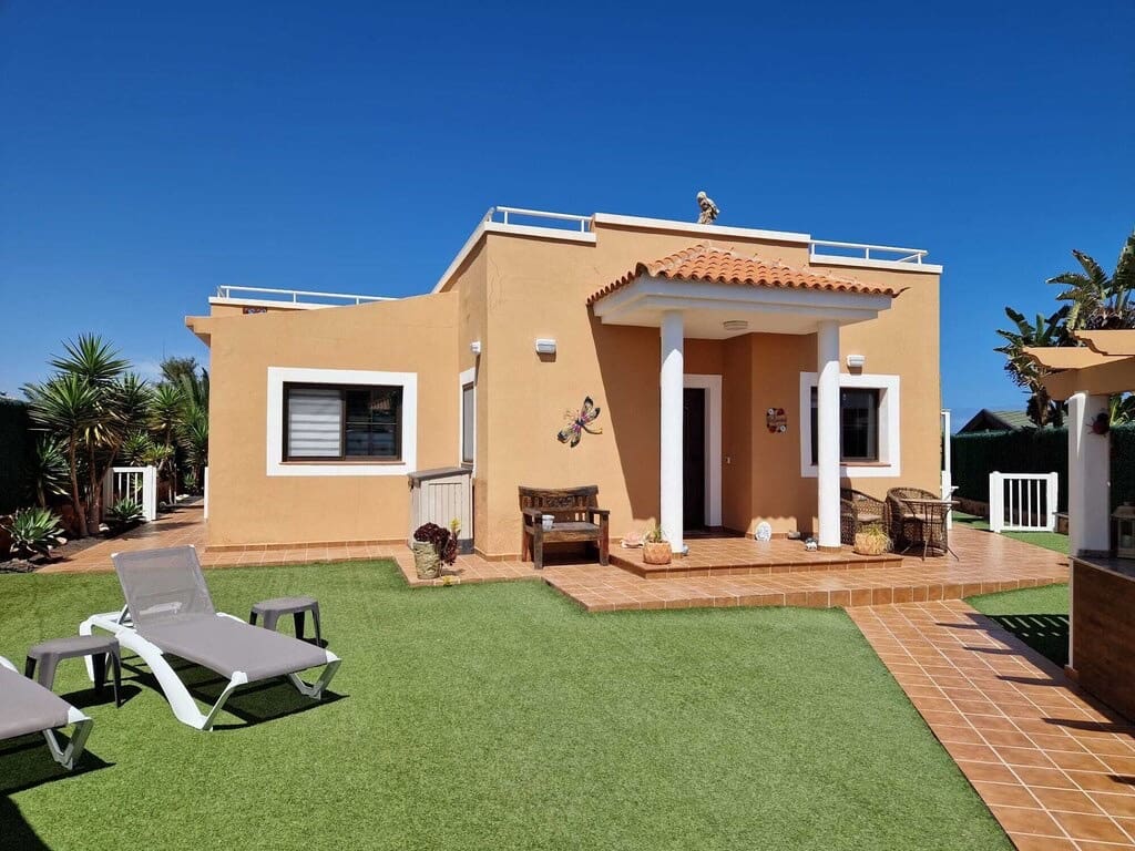 3 soverom Villa til salgs i Caleta de Fuste med svømmebasseng garasje - € 535 000 (Ref: 9793517)