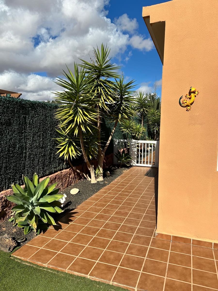 3 soverom Villa til salgs i Caleta de Fuste med svømmebasseng garasje - € 535 000 (Ref: 9793517)